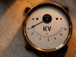 100-летний киловольтметр на исторической гидроэлектростанции в Хаймбахе