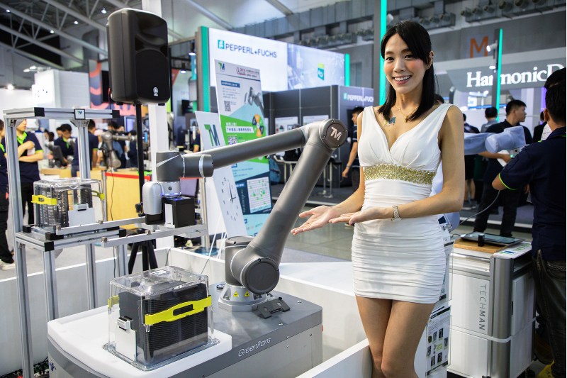 Промышленные роботы на выставке