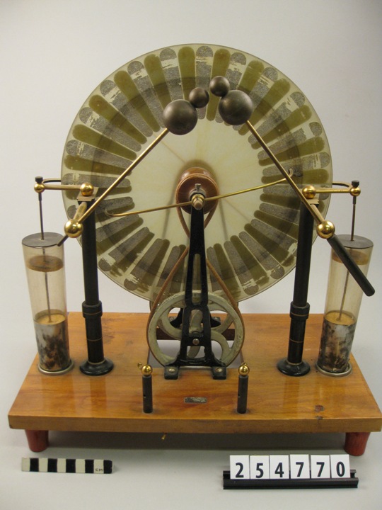 Электростатическая машина, использовавшаяся в физическом кабинете учебного заведения в конце 19 века